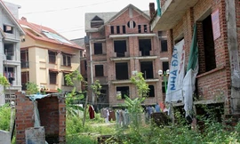 Nhà vệ sinh chình ình giữa cửa biệt thự bạc tỷ