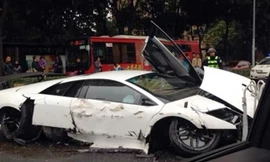 Lamborghini Murcielago SV LP670-4 màu trắng đâm vào dải phân cách ở Thâm Quyến, tỉnh Quảng Đông. Siêu xe mang biển đăng ký của Hong Kong và vô-lăng nằm phía bên phải.