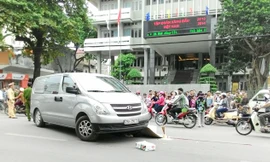 Một phụ nữ bị xe ô tô cán chết trên phố Khâm Thiên