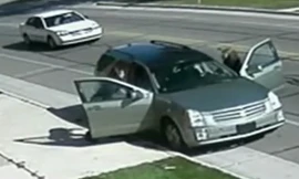 Vợ đánh đu cửa ô tô, chồng nhấn ga lao vun vút