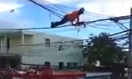 Thanh niên liều mạng tập chống đẩy trên dây điện