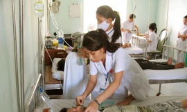 Hơn 100 công nhân nhập viện sau khi ăn cơm hộp