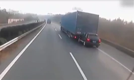 Porsche Cayenne mắc kẹt ở đuôi xe container sau tai nạn