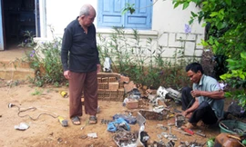 Ông già Biển Hồ bên những mảnh vỡ máy bay vớt được. Ảnh: Tùy Phong/ VnExpress