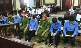 Huyền Như và các bị cáo tại phiên tòa sáng 26/12. Ảnh Việt Văn.