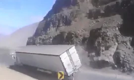 Xe đầu kéo lật ngang vì vào cua tốc độ cao