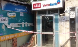 Trụ ATM trên đường Lê Văn Việt, đối diện trường Đại học GTVT TP.HCM bị trộm đột nhập. Ảnh CTV.