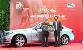 Ông Nguyễn Hữu Cẩn bên chiếc xe Mercedes được Viettel trao tặng.