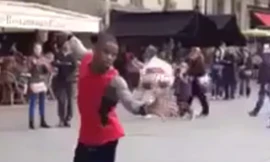 Màn 'làm xiếc' với bóng của chàng trai đường phố