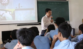 Người thầy lên lớp với những câu chuyện cảm động bằng hình ảnh, âm thanh thực tế. Ảnh: Nguyễn Loan.