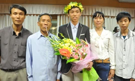 Nguyễn Thế Hoàn chụp chung với bố mẹ, em trai và ông ngoại. Ảnh: Văn Chung.