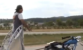 Chạy môtô kiểu có một không hai