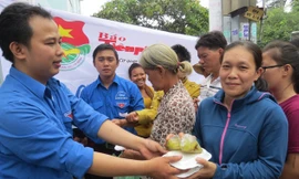 Báo Tiền Phong phát gần 300 suất cơm cho người nghèo