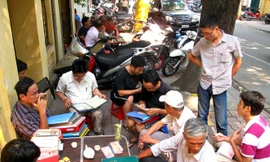 Chợ tem cổ giữa lòng Hà Nội