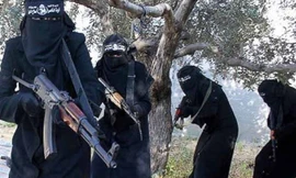 Các nữ cảnh binh của IS. Ảnh: Getty Images