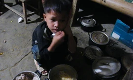 Bữa cơm chan nước mì tôm của học sinh bán trú É Tòng