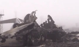 Xác máy bay chở khách la liệt trên sân bay Ukraine
