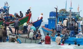 Người dân đổ xô trục vớt tiền cổ từ con tàu đắm