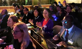 Bà Đinh Thị Lệ Thanh (áo đỏ) - Phó Chủ tịch UBND tỉnh Nghệ An có mặt tại các phiên họp. Ảnh: Lệ Thanh (Dân Trí).