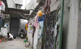 Khu nhà trọ lụp xụp nằm sâu trong đường Khương Đình, nơi nhiều người bị “móc túi” bởi nhiều quy định vô lý của chủ trọ.