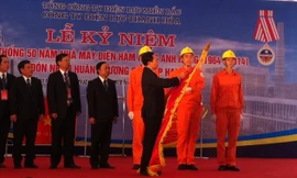 Gắn huân chương Độc lập hạng Ba lên cờ truyền thống của Cty Điện lực Thanh Hóa