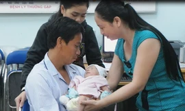 Vụ bé sơ sinh văng khỏi bụng mẹ: Nghẹn ngào giây phút cha gặp con