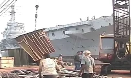 Ấn Độ 'xẻ thịt' tàu sân bay đầu tiên