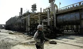 Binh sĩ đầu tiên tiến vào bên trong nhà máy Baiji. 