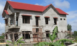 Sau hai năm làm nhà báo rởm, Hiển đã xây được ngôi biệt thự hàng tỷ đồng và đi xe ô tô Camry bóng lộn