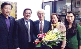 Lãnh đạo Sở GD&ĐT Hà Nội chúc mừng Nhà giáo nhân dân Vũ Hữu Bình (giữa) tại tư gia nhân ngày Nhà giáo VN 20/11.