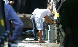 Những bình gas ông Đệ dùng để cố thủ giữ nhà. 