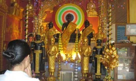 Bên mộ tháp của các vị sư trụ trì viên tịch.