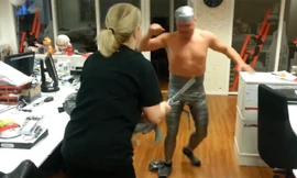 Quấn 100m băng dính vào người như robot