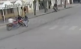 Mô tô đâm trực diện xe nôi em bé