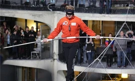 Bịt mắt đi trên dây nối 2 tòa nhà cao tầng ở Mỹ