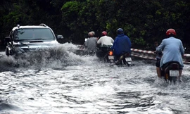 Người Sài Gòn ngán ngẩm với cảnh nước ngập hôi thối