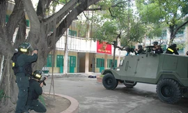 Thực hành kỹ năng chống khủng bố, bạo động.