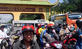 Du khách đông nghẹt, nhiều người bị kẹt xe ngay trước cổng Khu du lịch Đại Nam. Ảnh: VTC 