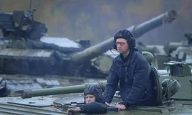 Thủ tướng Ukraine ngồi xe thiết giáp cùng binh sĩ huấn luyện