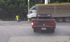 Kinh hoàng xe tải đâm nát xe máy qua đường