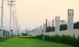 Gói thầu số 2 của tuyến metro Bến Thành – Suối Tiên bị “nghẽn” vì vấn đề bàn giao mặt bằng. Trong ảnh, tuyến đường sắt trên cao chạy song song xa lộ Hà Nội.