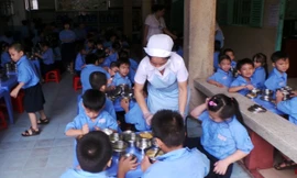 Gần 100 học sinh nghỉ học do sốt, nôn ói