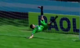 Xem pha cản phá 'siêu dị' trong lịch sử bóng đá