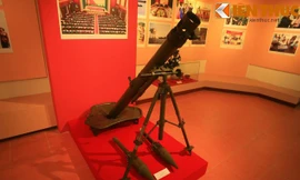 Cuộc triển lãm nhân kỷ niệm 70 năm thành lập Quân đội Nhân dân Việt Nam tại Bảo tàng Lịch sự Quân sự đã trưng bày một số loại hỏa lực bộ binh do nghành công nghiệp quốc phòng nội địa tự sản xuất. Trong ảnh là khẩu súng cối 100mm do nhà máy Z125 nghiên cứu