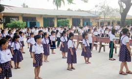 Học sinh trường tiểu học B Phước Long trong giờ thể dục.