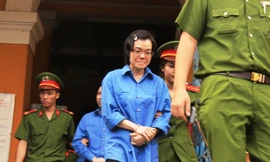 Bị cáo Huyền Như bật khóc khi được dẫn giải lên xe sau khi phiên tòa sáng nay kết thúc. Ảnh: Việt Văn.