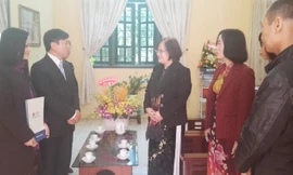 Bà Vân Hiền, giám đốc truyền thông ngân hàng Quốc Dân (NBC)- đầu tiên tay trái và ông Trần Thanh Lâm , phó tổng biên tập Báo Tiền phong trao quà cho cán bộ nhà trường.