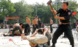 Cảnh sát cơ động phô diễn sức mạnh