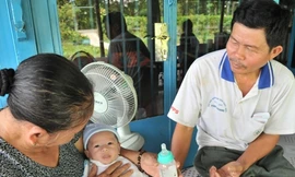 Gia đình mừng đầy tháng cho cháu bé bị văng khỏi bụng mẹ