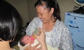 Bé trai sơ sinh 3kg bị bỏ rơi trước cổng nhà dân